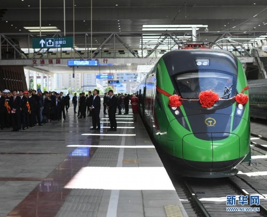感受中国速度踏上西藏首趟复兴号列车绿巨人